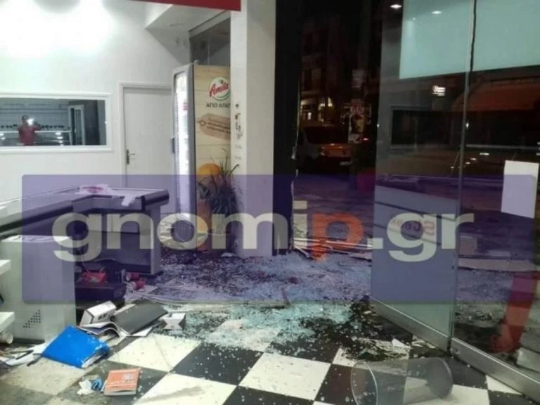 Πάτρα: Αυτοκίνητο μπήκε μέσα και διέλυσε κρεοπωλείο – Στο νοσοκομείο οι δύο τραυματίες